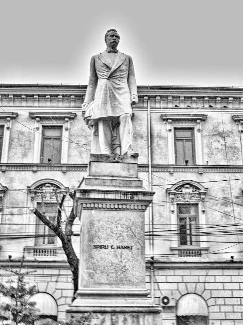 Statuia lui Spiru Haret în fața Universității din București