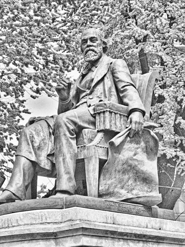 Statuia lui C.A. Rosetti din Piața C.A. Rosetti / București