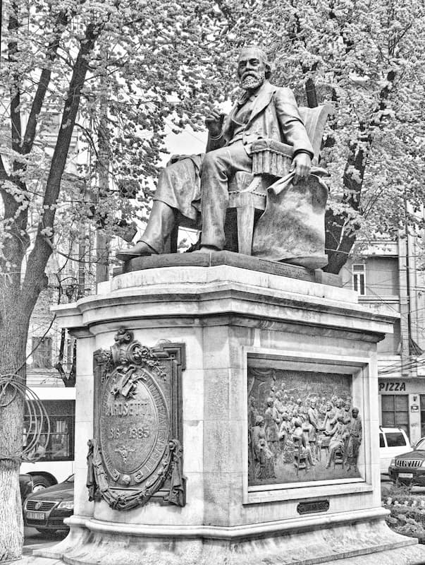 Statuia lui C.A. Rosetti din Piața C.A. Rosetti în centrul Bucureștiului