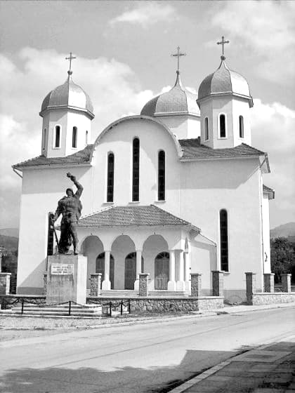 Monumentul Ostașului Român în fața Bisericii din Covasna