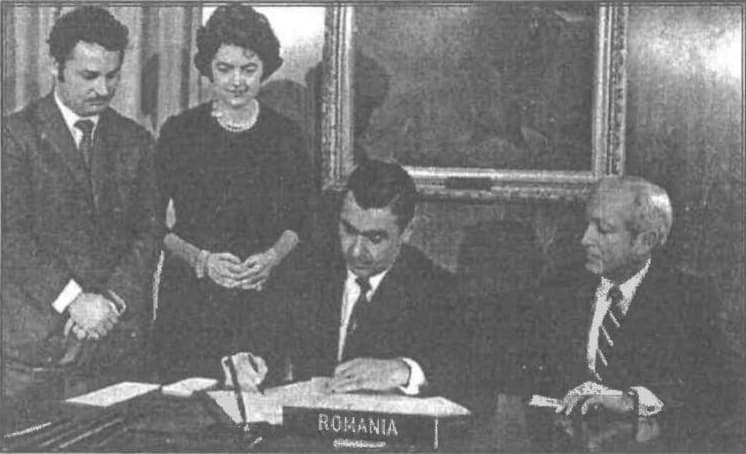 Washington, 15 decembrie 1975. Se semnează acordul de aderare a României la FMI şi BIRD. În picioare, diplomatul Mircea Răceanu, aflat la post în SUA, şi soția lui.